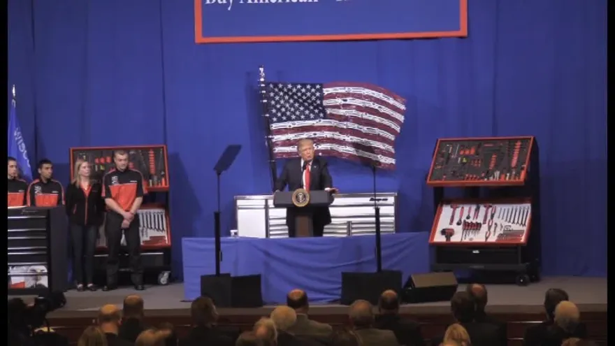 Trump dice que tiene el "derecho absoluto" a compartir información con Rusia