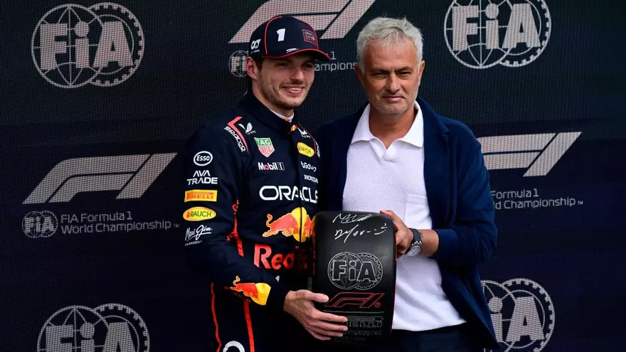 Max Verstappen (i) recibe el premio de la 'pole position' de manos del entrenador de fútbol, José Mourinho (d)
