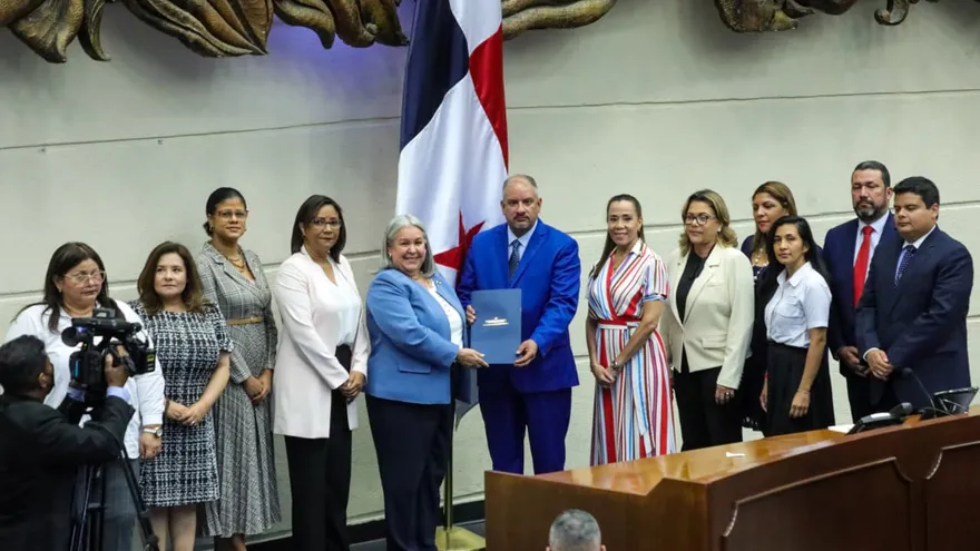 La ministra de Desarrollo Social, Beatriz Carles presentó el proyecto que revive el Instituto Nacional de la Mujer ante el pleno de la Asamblea Nacional