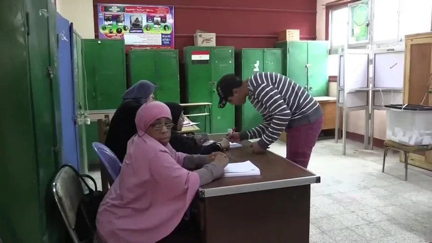 Egipcios cumplen segunda jornada de votación en el referéndum constitucional