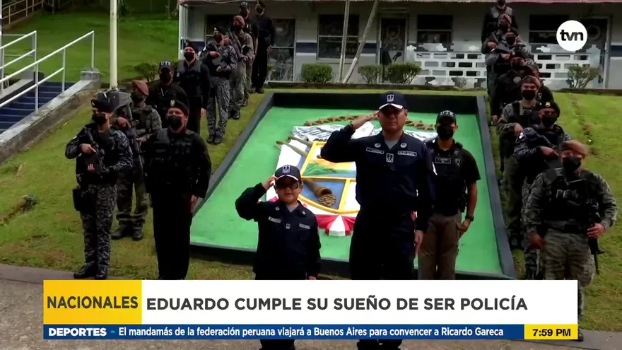 Un niño con rara enfermedad cumple su sueño de ser agente policial