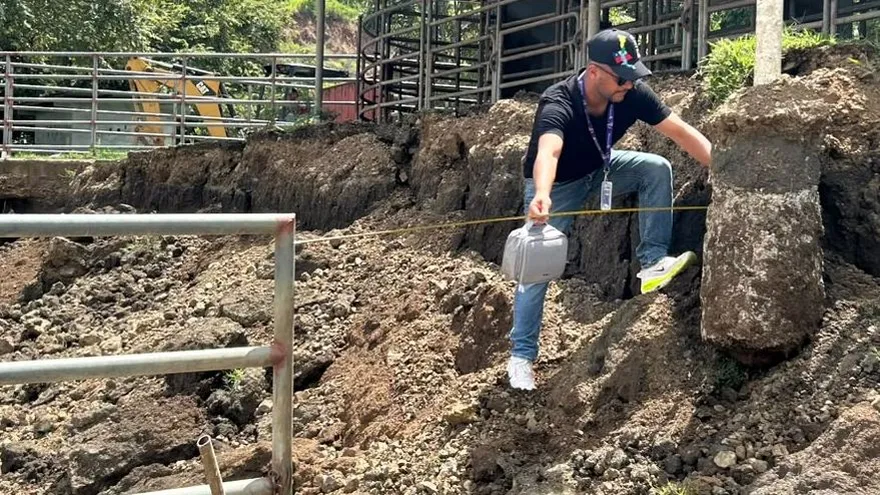 Estudio científico de Isaac Guerra Araúz en la finca de Alfredo Escudero tras el terremoto