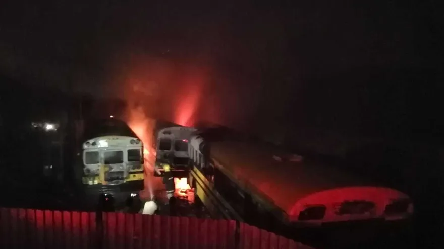 Los buses y el camión afectados por el incendio originado por pandilleros