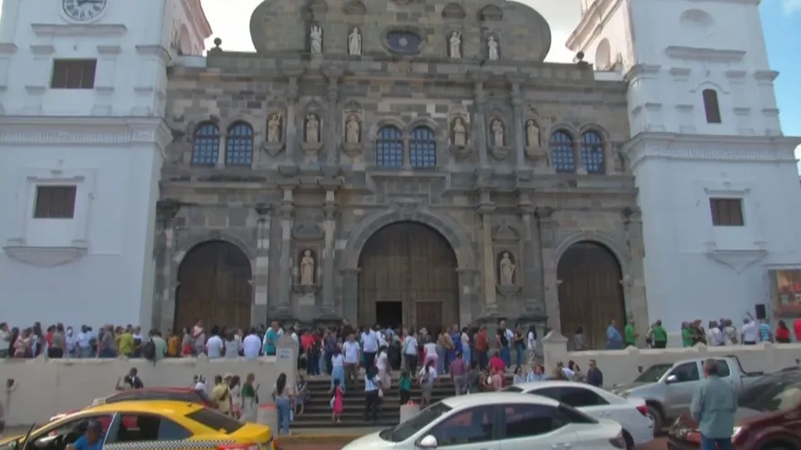 Feligreses acuden a la Catedral Metropolitana por el cierre del Año Jubilar