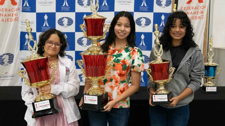 Ashley Castillo (c) junto a Mariana Lobo y Keytleen Chavarría