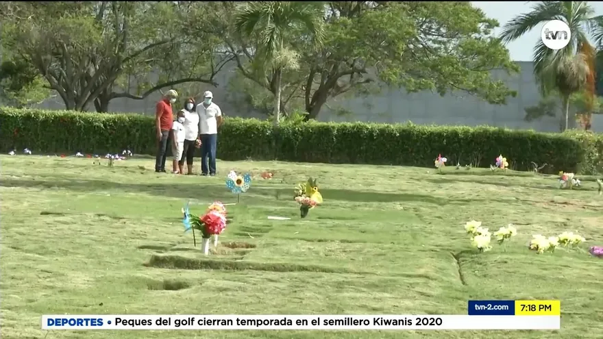 Familias visitan las tumbas de sus madres