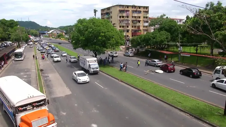 Estudiantes de la UP realizan volanteo en vía Transístmica