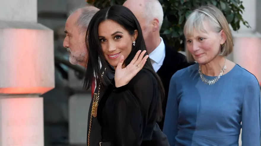 La duquesa de Sussex, Meghan Markle (c), saluda a su llegada a la inauguración de la exposición sobre Oceanía en la Academia Real de las Artes, en Londres (Reino Unido), hoy