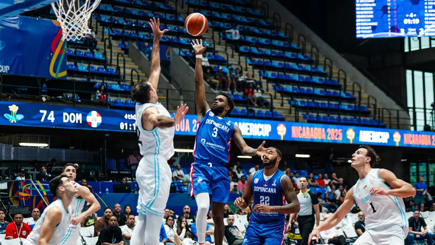Argentina y República Dominicana en acción durante la FIBA Americup 2025