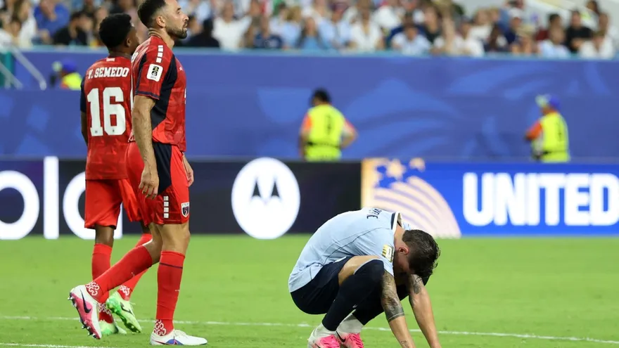 Federico Valverde (agachado) se lamenta tras perder una ocasión de gol para Uruguay ante Cabo Verde