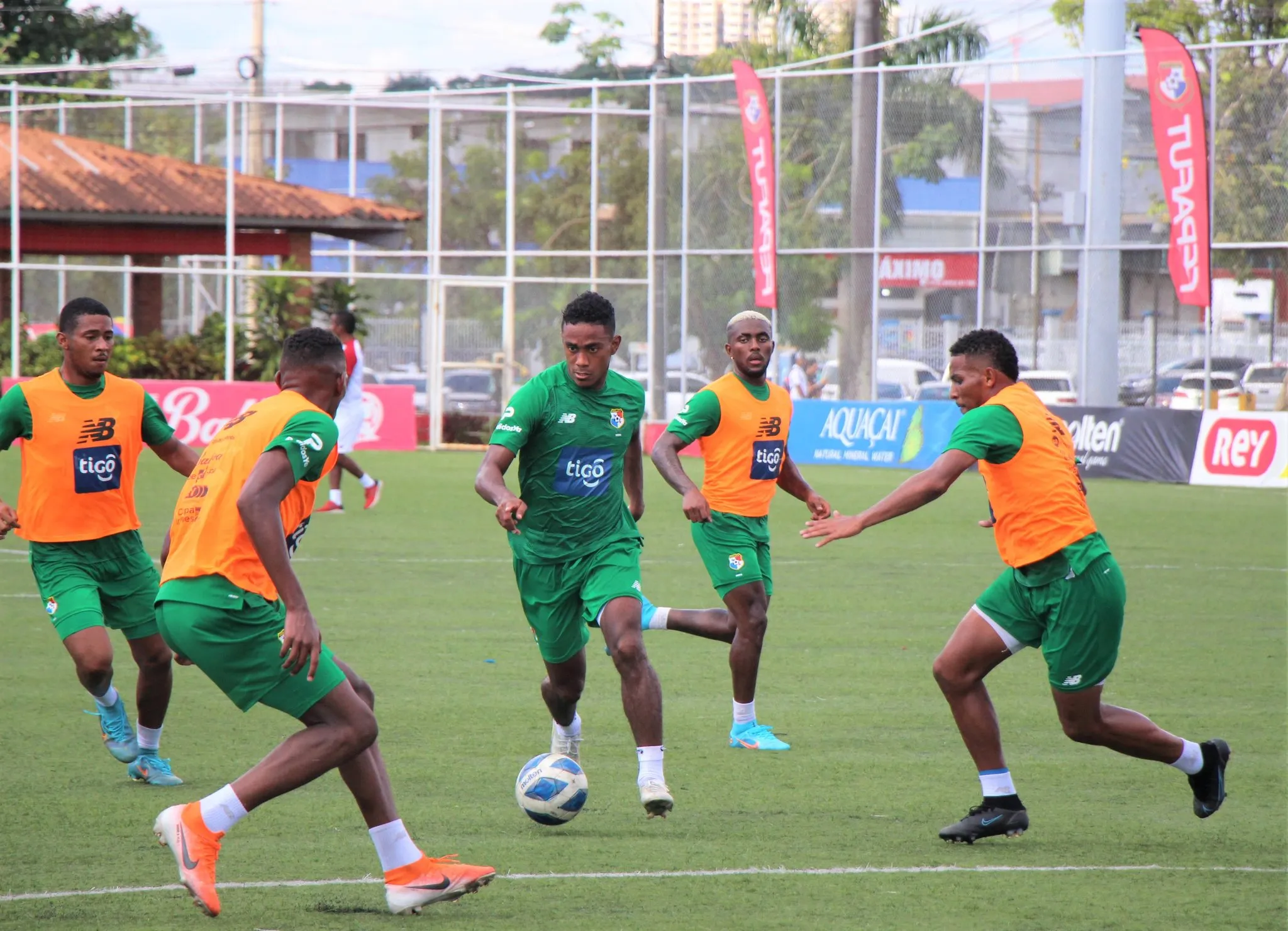 Edgar Yoel Bárcenas (c) durante los entrenamientos de la selección panameña
