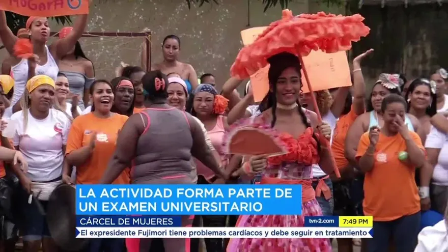 Confeccionando trajes con materiales reciclables