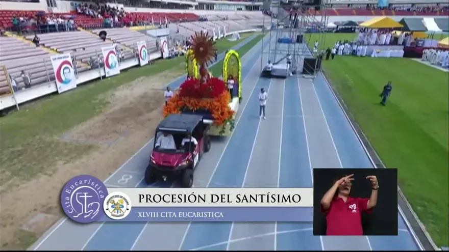 En medio de la Cita Eucarística se dio la procesión del Santísimo