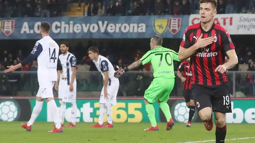 Milan gana en casa del colista y se afianza en el podio