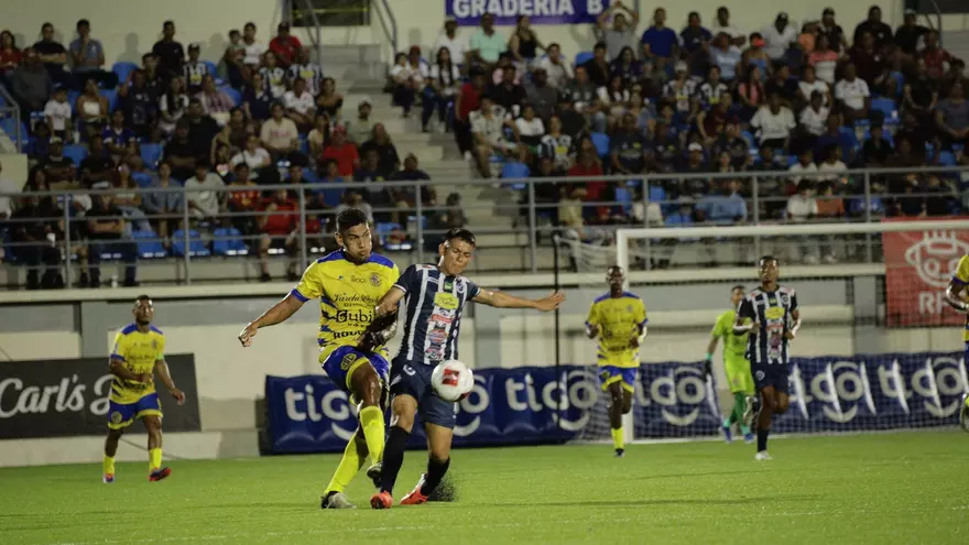 Acción del partido entre Veraguas United y Herrera FC