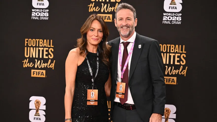 Thomas Christiansen junto a su esposa en el Sorteo del Mundial 2026