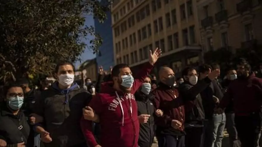 Estudiantes universitarios participan de la protesta en Atenas