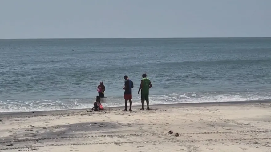 Turistas visitan las playas del Pacífico panameño