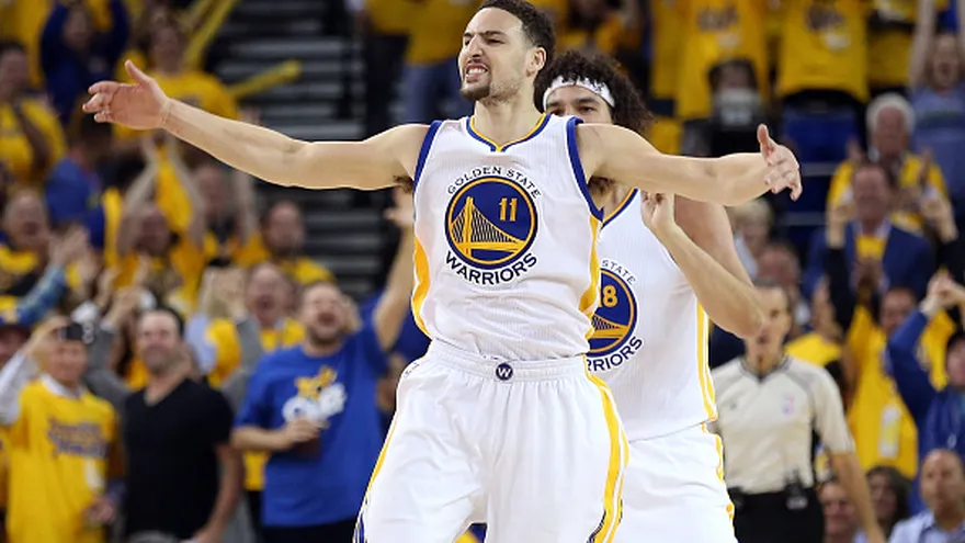 Klay Thompson (11) y Anderson Varejao (18) celebran la clasificación de los Warriors