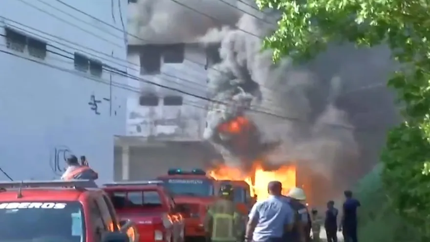 Estructura colapsa en incendio en Colón