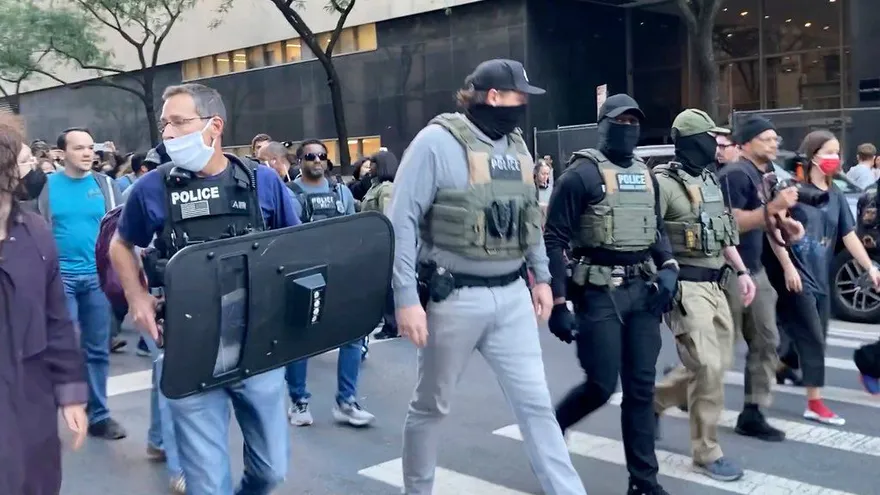 ‘Fuera de aquí’: neoyorquinos protestan contra redadas migratorias de ICE