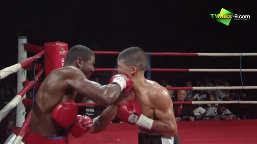 Impresionante KO de Martínez sobre Delgado