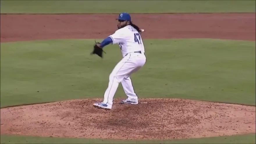 Johnny Cueto se convirtió en el lanzador dominicano mejor pagado de la historia