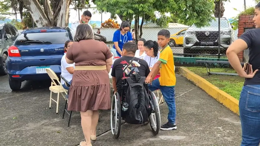 Atención en centro de salud de Barrio Bolívar se realiza en la parte externa