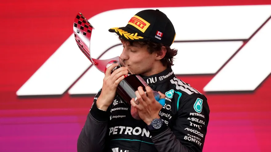 Kimi Antonelli besa el trofeo del Gran Premio de Canadá