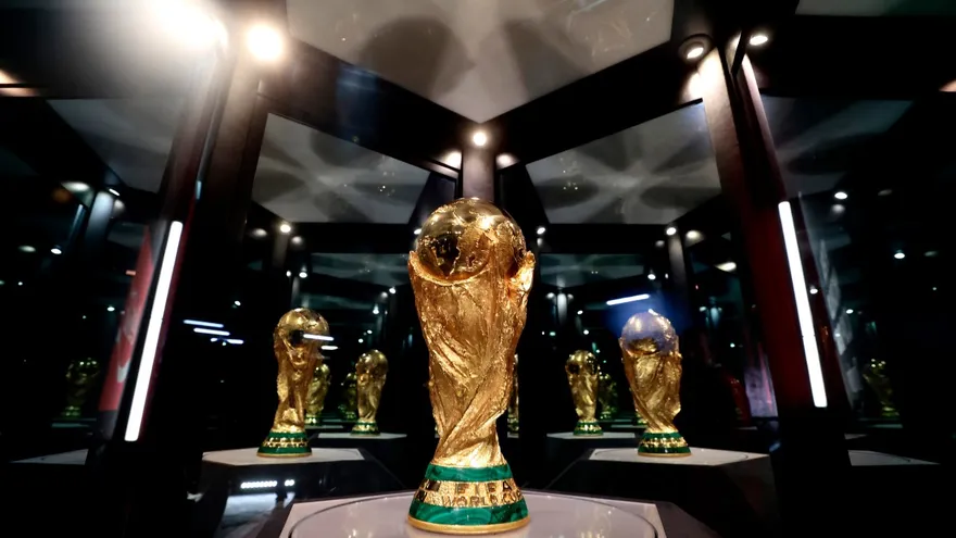 Trofeo de la Copa Mundial de la FIFA exhibido en el estadio Akron de Guadalajara, México
