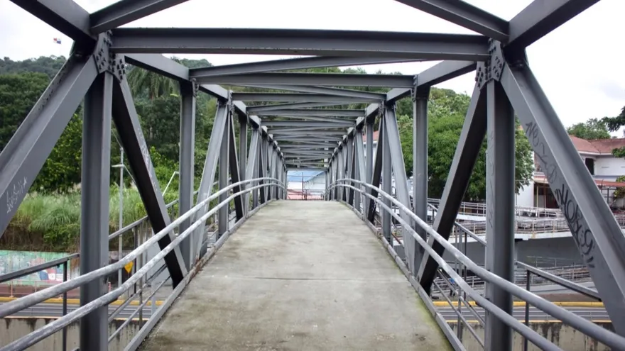 MOP recupera paso seguro en puente peatonal de la avenida de los Mártires