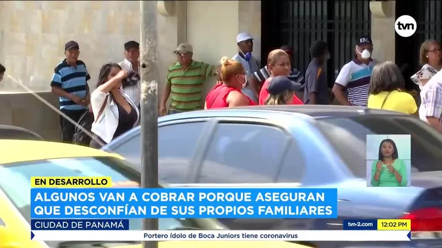 Largas filas de jubilados esperan pago de pensiones