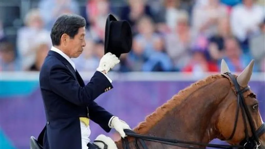 Jinete japonés es el "papá" de los deportistas en Londres