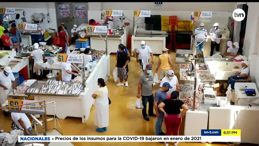 Compradores acuden al Mercado del Marisco