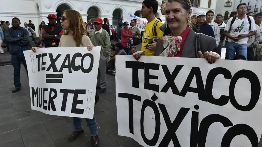 Activistas sostienen carteles que dicen "Texaco = Muerte", en protesta contra el gigante energético estadounidense Chevron, por causar contaminación petrolera en la selva amazónica.