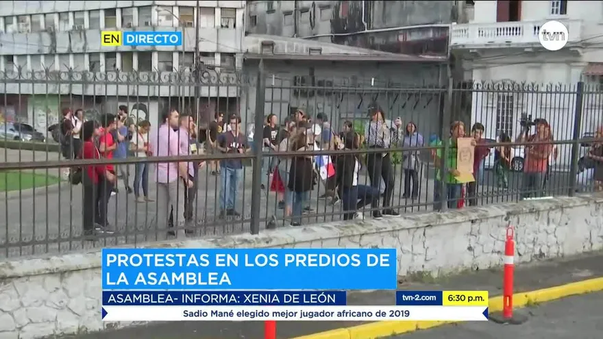Protestan en los predios de la Asamblea