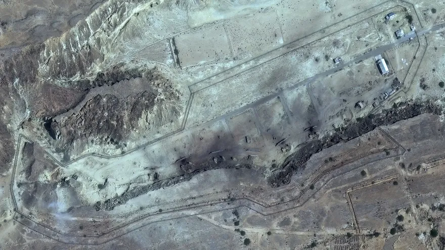 Esta imagen satelital cortesía de Vantor, tomada y publicada el 1 de marzo de 2026, muestra búnkeres de almacenamiento destruidos en la Base Naval de Konarak, al sur de Irán, a lo largo del Golfo de Omán. Estados Unidos e Israel lanzaron ataques contra Irán el 28 de febrero, que causaron la muerte del líder supremo iraní y de sus principales líderes militares. Esto llevó a las autoridades a responder con ataques contra bases israelíes y estadounidenses en el Golfo.