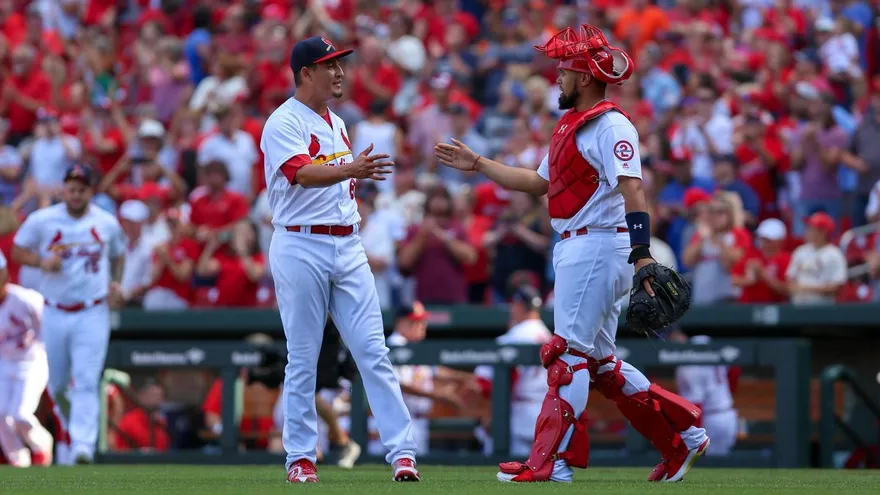 Mikolas y los Cardenales permanecen a la caza de un boleto a las finales