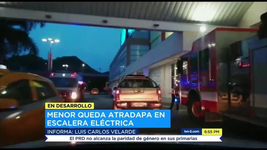 Rescatan a niña atrapada en escalera eléctrica en centro comercial