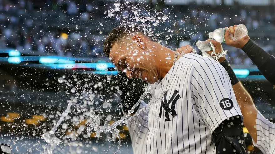Aaron Judge celebra con sus compañeros tras conectar el hit decisivo para los Yankees