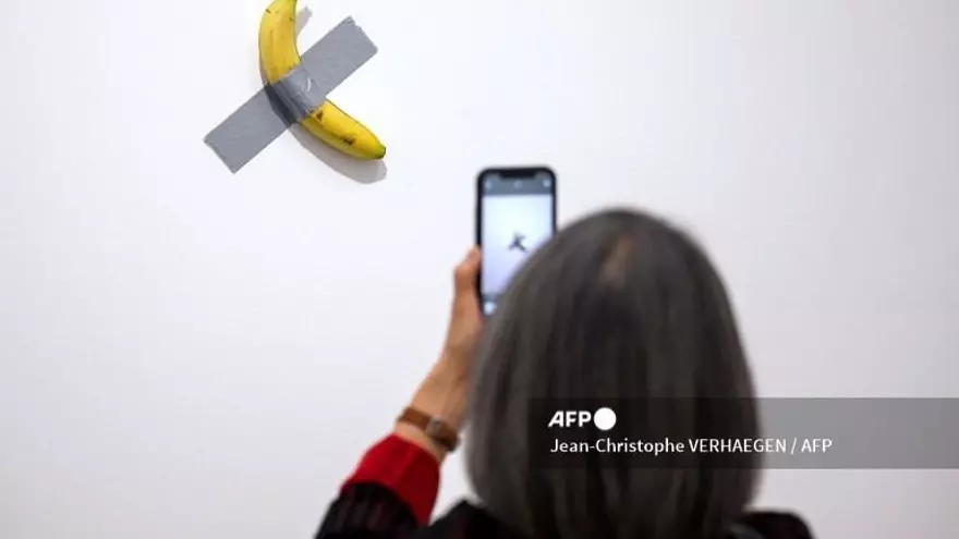 Una visitante mira la exhibición en el Centro Pompidou de la ciudad francesa de Metz