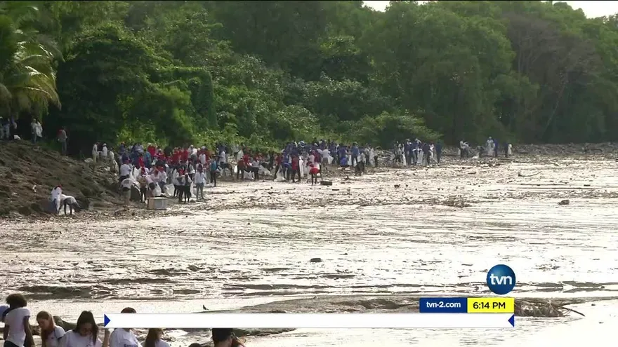 Panameños realizan masiva limpieza de playas