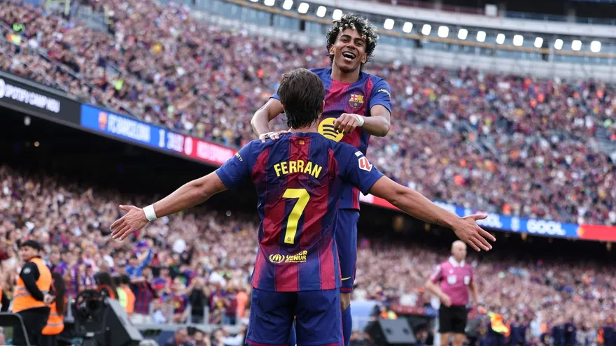 Lamine Yamal y Ferran Torres celebran durante el partido entre Barcelona y Espanyol