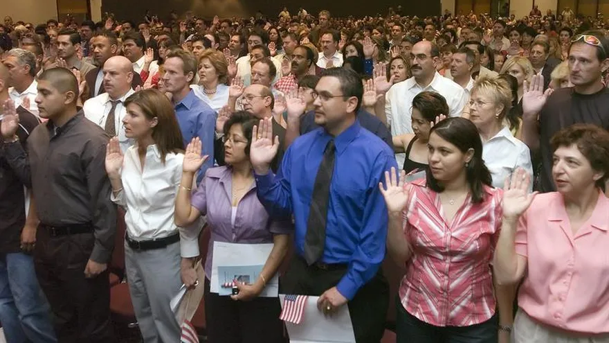 Unos 14.000 inmigrantes, según informó la Oficina de Servicios de Inmigración y Ciudadanía (USCIS), participan estos días en alguna de las cerca de 175 ceremonias de naturalización que, entre el 28 de junio y 10 de julio, se llevan a cabo con motivo por la celebración de esta fecha marcada a fuego en el calendario estadounidense.