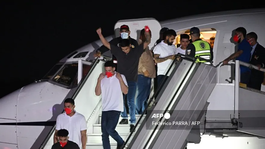 Migrantes venezolanos que fueron encarcelados en El Salvador bajan de un avión en el Aeropuerto Internacional Simón Bolívar en Maiquetía, Venezuela, el 18 de julio de 2025.