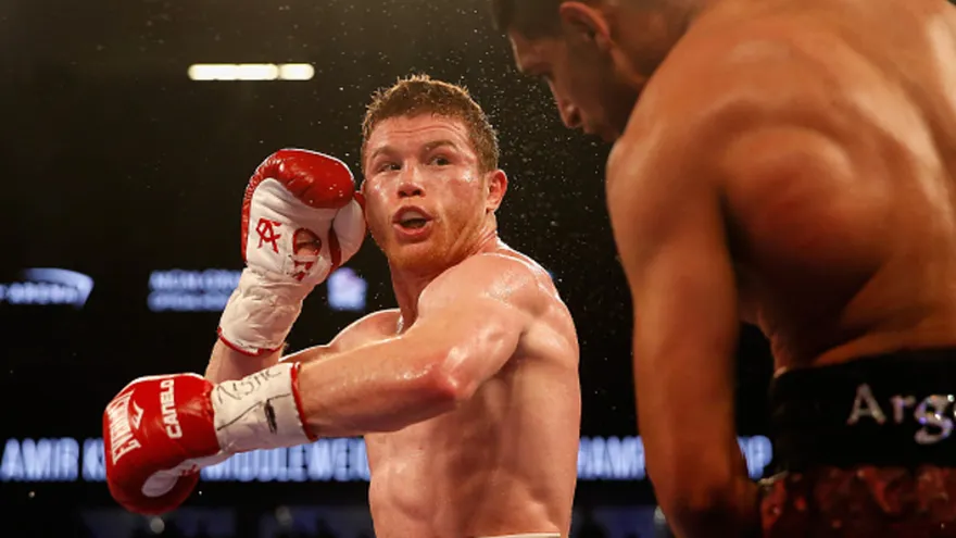 "Canelo" Álvarez retuvo el título con un imponente derechazo
