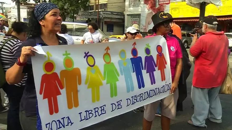 Uniones homosexuales vuelven al debate