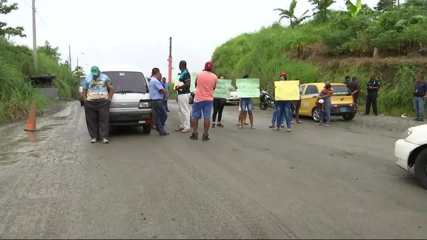 Moradores de comunidad en Panamá Norte cierran la vía para exigir respuesta del Gobierno