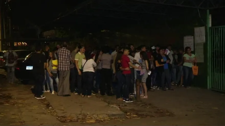 Filas para inscribir a estudiantes en proceso de recuperación de materias