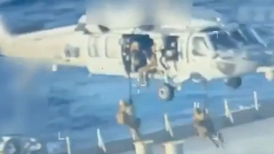 Momento en que soldados de Estados Unidos realización la incautación  del buque petrolero frente a las costas de Venezuela